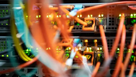 FILED - Fiber optic cables plug into a network switch in a data center. The digital economy in Germany will continue to grow strongly in the year and create almost 40,000 new jobs. (Symbolic image for "digital industry back to the level before the corona shock") Photo: Matthias Balk/dpa.