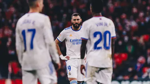 23 December 2021, Spain, Bilbao: Real Madrid's Karim Benzema (C) reacts during the Spanish La Liga soccer match between Athletic Club and Real Madrid at San Mames Stadium. Photo: Edu Del Fresno/ZUMA Press Wire/dpa.
