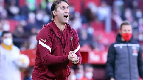 09 January 2022, Spain, Seville: Sevilla head coach Julen Lopetegui gestures on the touchline during the Spanish La Liga soccer match between Sevilla CF and Getafe CF at Ramon Sanchez Pizjuan. Photo: Jose Luis Contreras/DAX via ZUMA Press Wire/dpa.