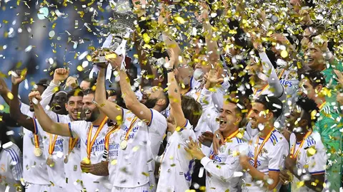 16 January 2022, Saudi Arabia, Riyadh: Real Madrid's Karim Benzema (C) lifts the trophy alongside his teammates as they celebrate their victory after the final whistle of the Spanish Super Cup (Supercopa de Espana) final soccer match between Athletic Club and Real Madrid CF at King Fahd Stadium. Photo: Mohammed Al Msaad/Saudi Press Agency/dpa.