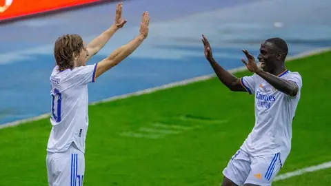 16 January 2022, Saudi Arabia, Riyadh: Real Madrid's Luka Modric (L) celebrates scoring his side's first goal with team mate Ferland Mendy during the Spanish Super Cup (Supercopa de Espana) final soccer match between Athletic Club and Real Madrid CF at King Fahd Stadium. (best quality available) Photo: -/Saudi Press Agency/dpa.