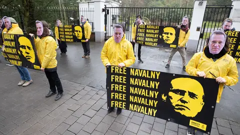 17 January 2022, Belgium, Brussels: Amnesty International activists protest to mark one year anniversary of the arrest of Russian opposition politician Navalny, in front of the Russian embassy in Brussels. Photo: Benoit Doppagne/BELGA/dpa.
