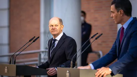 17 January 2022, Spain, Madrid: Spanish Prime Minister Pedro Sanchez and German Chancellor Olaf Scholz hold a joint press conference following their meeting at Moncloa Palace in Madrid. Photo: Michael Kappeler/dpa.
