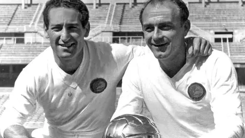 Francisco Gento (L) with the first Intercontinental Cup won by Real Madrid. Photo: @RealMadrid/Twitter.