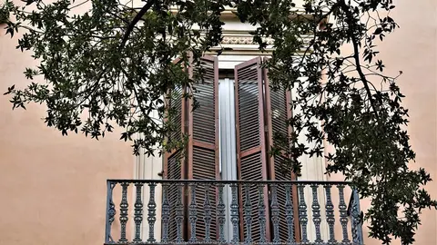 Balcony facade by Pixabay.