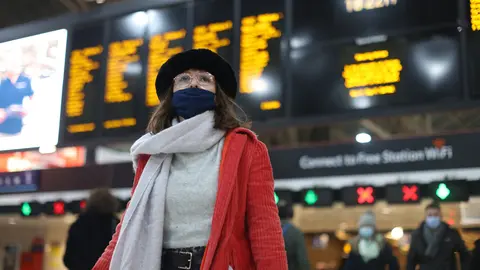 19 January 2022, United Kingdom, London: A passenger wears a face mask at Charring Cross Station. Mandatory face masks will no longer be required across England from next week while advice for people to work from home will be dropped immediately, the Prime Minister has said. Photo: James Manning/PA Wire/dpa.