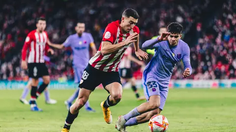 20 January 2022, Spain, Bilbao: Athletic Club's Oscar de Marcos (L) and Barcelona's Abde Ezzalzouli battle for the ball during the Spanish Cup (Copa del Rey) round of 16 soccer match between Athletic Club and FC Barcelona at San Mames stadium. Photo: Edu Del Fresno/ZUMA Press Wire/dpa.