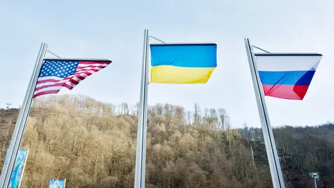FILED - 10 March 2014, Russia, Sochi: (L-R) flags of the USA, Ukraine and Russia wave on their masts. Representatives of Russia have arrived in Geneva ahead of negotiations with the United States against the backdrop of the Ukraine crisis. Photo: picture alliance / dpa.