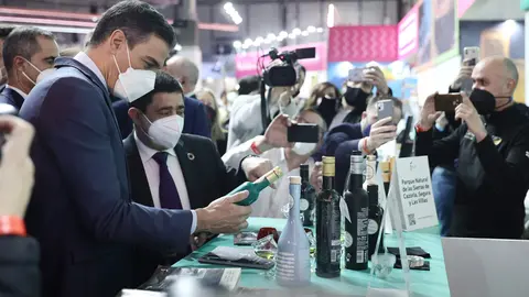 21 January 2022, Spain, Madrid: visits the stand of the Natural Park of the Sierras de Cazorla, on the third day of the 42nd International Tourism Fair Fitur 2022 in Madrid. Photo: Ricardo Rubio/EUROPA PRESS/dpa.