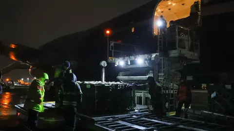 Unloading of military equipment sent by US to Ukraine by plane. Photo: @USEmbassyKyiv