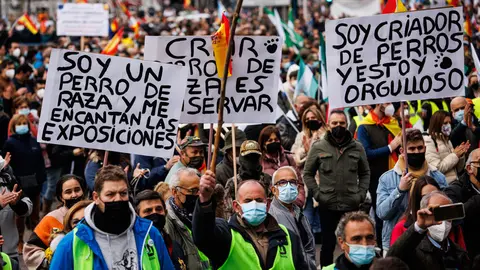 23 January 2022, Spain, Madrid: Demonstrators hold banners during a protest under the name of the 'Great Demonstration of the Rural World' against the government's agricultural, environmental and animal welfare policies. Photo: Alejandro Martínez Vélez/EUROPA PRESS/dpa.