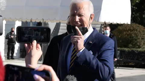 11 January 2022, US, Washington: US President Joe Biden speaks with the media before departing to joint Base Andrews in route to Atlanta, at south Lawn/White House. Photo: Lenin Nolly/ZUMA Press Wire/dpa.