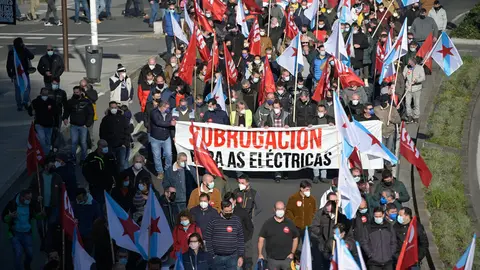 15 January 2022, Spain, A Coruna: People take part in a protest called by CIG-Industria of metal workers, from Plaza de Vigo to the headquarters of the Confederation of Employers in Plaza Luis Seoane, to demand a decent collective bargaining agreement. Photo: M. Dylan/EUROPA PRESS/dpa.