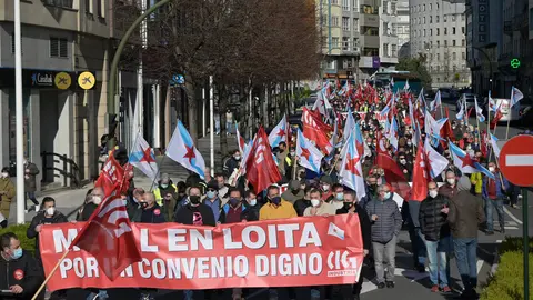 15 January 2022, Spain, A Coruna: People take part in a protest called by CIG-Industria of metal workers, from Plaza de Vigo to the headquarters of the Confederation of Employers in Plaza Luis Seoane, to demand a decent collective bargaining agreement. Photo: M. Dylan/EUROPA PRESS/dpa.