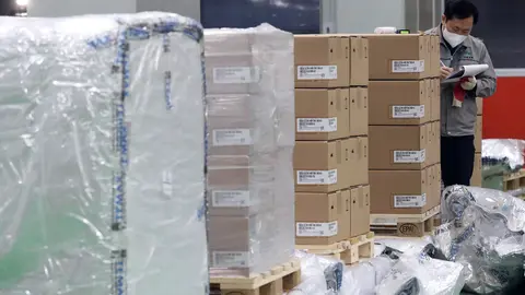13 January 2022, South Korea, Cheongju: A worker checks boxes containing Paxlovid, COVID-19 treatment pills developed by US pharmaceutical giant Pfizer Inc., at a distribution center in the central city of Cheongju. The first batch of Paxloivd for 21,000 people arrived in South Korea earlier in the day. Photo: -/YNA/dpa.