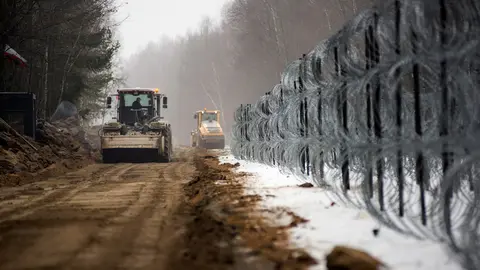 27 January 2022, Poland, Tolcze: Construction vehicles are seen working to build a wall along the border with Belarus. Poland has started building wall on its eastern border intended to block migrants pushed by Belarus, in what the European Union calls a “hybrid attack,” from crossing illegally into EU territory. Photo: Attila Husejnow/SOPA Images via ZUMA Press Wire/dpa.