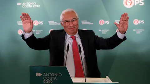 31 January 2022, Portugal, Lisbon: Portuguese incumbent Prime Minister and leader of the Socialist party (PS) Antonio Costa waves as he addresses the nation after winning the Portugal's General Election. Photo: Pedro Fiuza/ZUMA Press Wire/dpa.