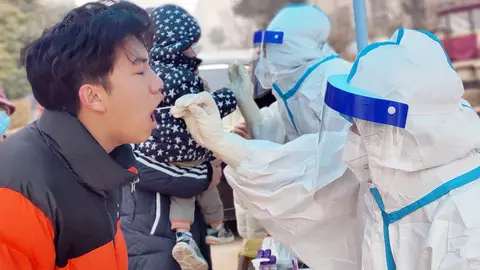 10 January 2022, China, Anyang: Health workers take swabs for the Covid-19 test from residents of Huatong Century City Community in the sealed area of Hua county, Anyang City. China records 157 new confirmed cases of the corona, 97 of which are local. Photo: Wang Zirui/SIPA Asia via ZUMA Press Wire/dpa.