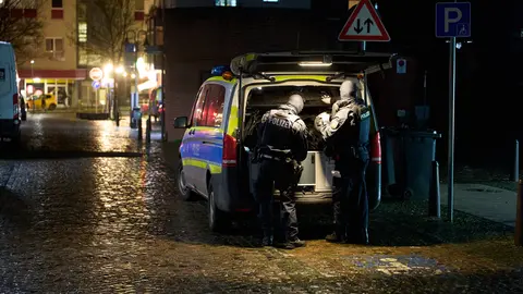 31 January 2022, Saarland, Sulzbach: Police officers are on duty in the city centre. Two suspects were taken into custody on Monday about 12 hours after police in western Germany began a manhunt for the killers of two of their fellow officers in the village of Ulmet. Photo: Thomas Frey/dpa.