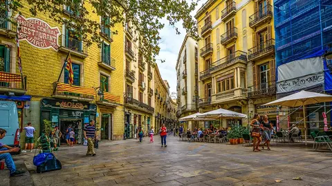 People walking and on the terraces in Barcelona. Photo: Pixabay.
