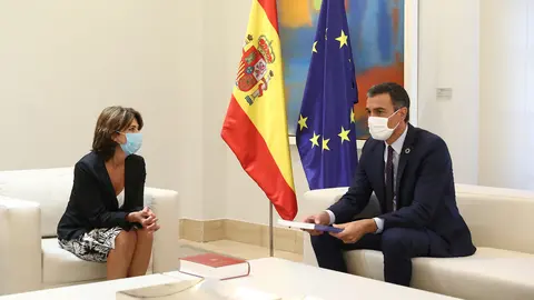 04/09/2020. Prime Minister Pedro Sánchez received the Chief Public Prosecutor Dolores Delgado, who presented him with a copy of the annual report of the Public Prosecutor's Office. Photo: La Moncloa.