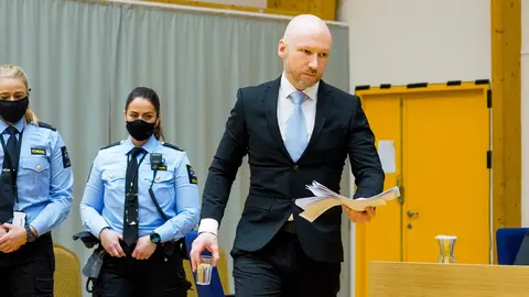 19 January 2022, Norway, Skien: Anders Behring Breivik (R), convicted of terrorism after killing 77 people in July 2011, arrives for the second day of trial in the temporary courtroom at Skien Prison, where his application for early release is being heard by the Telemark District Court. Photo: Ole Berg-Rusten/NTB/dpa.