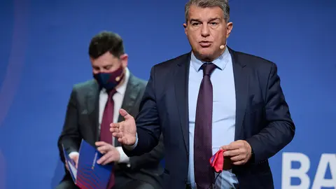 01 February 2022, Spain, Barcelona: FC Barcelona President Joan Laporta (R) speaks during the Forensic press conference at Auditori 1989. Photo: Gerard Franco Crespo/DAX via ZUMA Press Wire/dpa.
