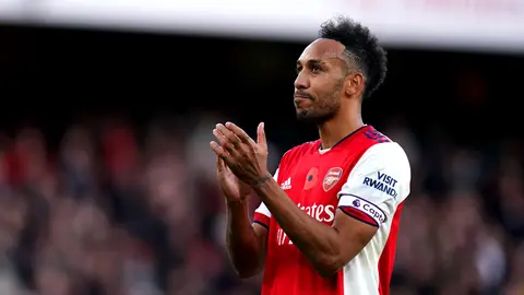 FILED - 01 February 2022, United Kingdom, London: Arsenal's Pierre-Emerick Aubameyang applauds the fans after the English Premier League soccer match between Arsenal FC and Watford FC. Pierre-Emerick Aubameyang has joined Barcelona after being released from his contract with Arsenal, the Spanish giants confirmed Wednesday. Photo: John Walton/PA Wire/dpa.