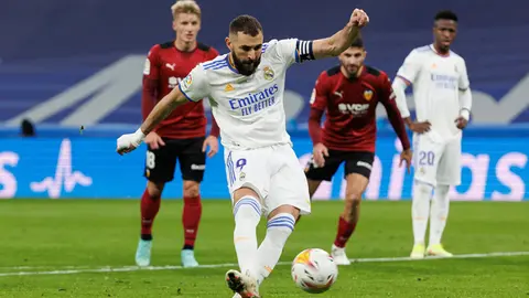 08 January 2022, Spain, Madrid: Real Madrid's Karim Benzema scores his side's first goal during the Spanish La Liga soccer match between Real Madrid and Valencia CF at Santiago Bernabeu Stadium. Photo: -/Indira/DAX via ZUMA Press Wire/dpa.
