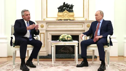 HANDOUT - 03 February 2022, Russia, Moscow: Russian President Vladimir Putin (R) speaks with Argentine President Alberto Fernandez during their meeting. Photo: -/Kremlin /dpa - ATTENTION: editorial use only and only if the credit mentioned above is referenced in full.