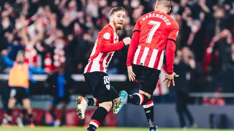 04 February 2022, Spain, Bilbao: Athletic Club's Alex Berenguer (R) celebrates his goal with teammates Iker Muniain during the Spanish Copa del Rey (King's Cup) Quarter-final soccer match between Athletic Bilbao and Real Madrid at San Mames Stadium. Photo: Edu Del Fresno/ZUMA Press Wire/dpa.