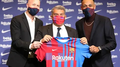 03 February 2022, Spain, Barcelona: New player of Barcelona Pierre-Emerick Aubameyang (R) poses with his jersey alongside the club's President Joan Laporta (C), and Sports Adviser Jordi Cruyff during Aubameyang's presentation at the Camp Nou stadium. Photo: Xavi Urgeles/ZUMA Press Wire/dpa.