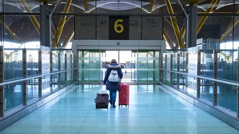 05 January 2022, Spain, Madrid: A traveller walks with her luggage at Adolfo Suarez Airport in Madrid. Photo: Jesús Hellín/EUROPA PRESS/dpa
