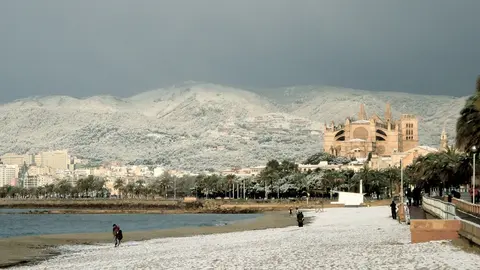 A general view of Palma, with its cathedral covered in snow. Photo: Migangbat/Creative Commons.