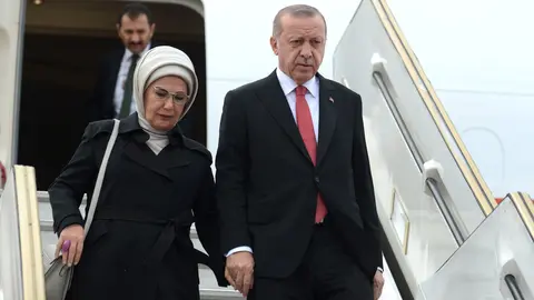 FILED - 29 November 2018, Argentina, Buenos Aires: Turkish President Recep Tayyip Erdogan (R) and his wife Emine Erdogan, arrive in Buenos Aires for the 2018 G20 summit. Turkish President Recep Tayyip Erdogan said on Saturday he and his wife Emine have tested positive for the Omicron variant of the coronavirus, but they are doing well at home. Photo: Hernan Nersesian/G20/dpa.