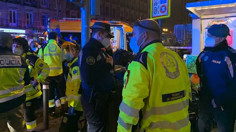 Police and emergency services personnel at the place where the 15-year-old boy was stabbed to death. Photo: @EmergenciasMadrid