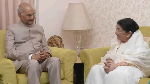 FILED - 06 February 2022, India, New Delhi: An undated picture shows Indian President Ram Nath Kovind (L) speaking with Indian singer Lata Mangeshkar. Legendary Bollywood singer Mangeshkar, popularly known as the "Nightingale of India" and one of the country's top cultural icons, died on Sunday at the age of 92. Photo: Shakir Hussain/BERNAMA/dpa.