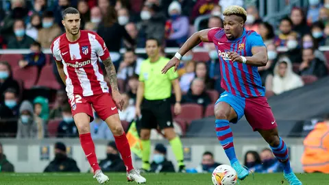 06 February 2022, Spain, Barcelona: Barcelona's Adama Traore (R) and Atletico de Madrid's Mario Hermoso battle for the ball during the Spanish LaLiga soccer match between FC Barcelona and Atletico de Madrid at Camp Nou. Photo: Gerard Franco/DAX via ZUMA Press Wire/dpa.