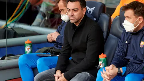 06 February 2022, Spain, Barcelona: Barcelona manager Xavi Hernandez sits on the bench during the Spanish LaLiga soccer match between FC Barcelona and Atletico de Madrid at Camp Nou. Photo: Gerard Franco/DAX via ZUMA Press Wire/dpa.