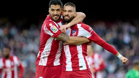 06 February 2022, Spain, Barcelona: Atletico de Madrid's Yannick Carrasco (R) celebrates scoring his side's first goal with teammate Luis Suarez during the Spanish LaLiga soccer match between FC Barcelona and Atletico de Madrid at Camp Nou. Photo: Gerard Franco/DAX via ZUMA Press Wire/dpa.