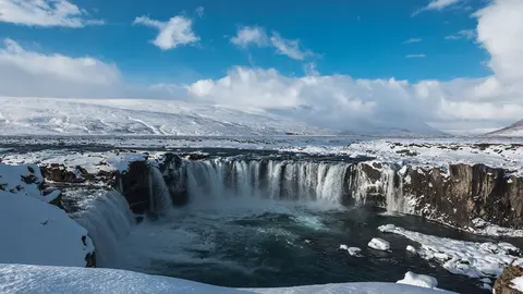 Waterfalls and lake in Iceland. Photo: Pixabay.