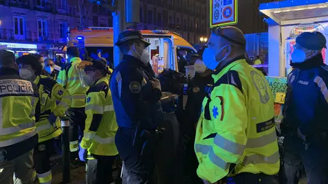 Police and emergency services personnel at the place where the 15-year-old boy was stabbed to death. Photo: @EmergenciasMadrid.