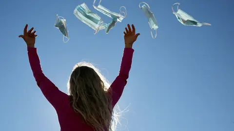 08 February 2022, Spain, Madrid: A woman throws masks into the air in Madrid. Spanish Government approves today in the Council of Ministers to end the obligatory use of face masks outdoors, a measure that will come into force on 10 February. Photo: Cézaro De Luca/EUROPA PRESS/dpa.