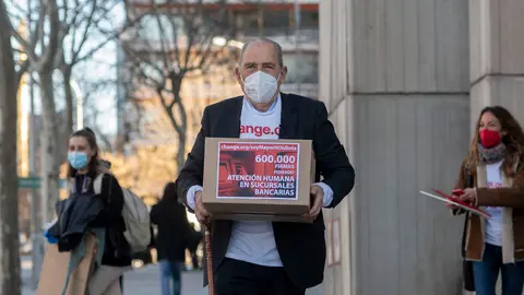 08 February 2022, Spain, Madrid: Spanish pensioner Carlos San Juan arrives at the Ministry of Economy in Madrid to hand over the signatures he has collected. San Juan has collected more than 600,000 signatures for his campaign "I'm old, but I'm not an idiot" as a protest against online banking. Photo: Alberto Ortega/EUROPA PRESS/dpa.