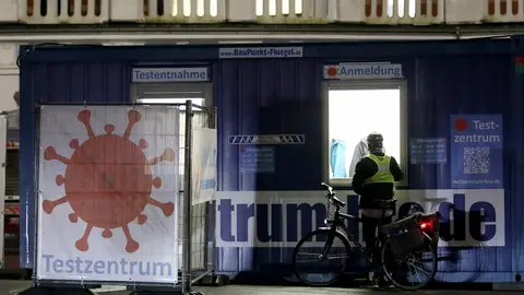 09 February 2022, Mecklenburg-Western Pomerania, Rostock: A cyclist stands to register at the Corona testing station at the main station. Photo: Bernd Wüstneck/dpa-Zentralbild/dpa.