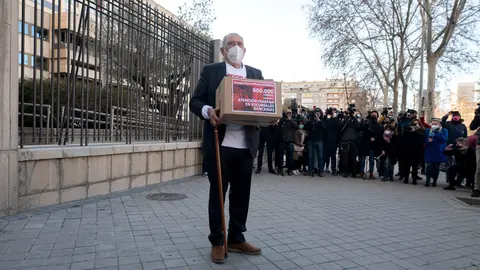 08 February 2022, Spain, Madrid: Spanish pensioner Carlos San Juan arrives at the Ministry of Economy in Madrid to hand over the signatures he has collected. San Juan has collected more than 600,000 signatures for his campaign "I'm old, but I'm not an idiot" as a protest against online banking. Photo: Alberto Ortega/EUROPA PRESS/dpa.