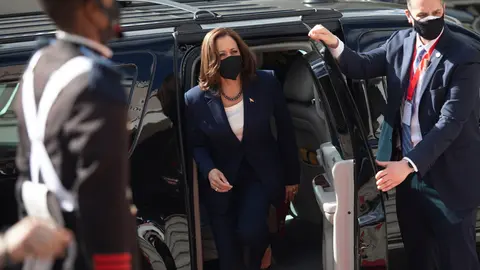 27 January 2022, Honduras, Tegucigalpa: US V ice President Kamala Harris (C) arrives for Xiomara Castro's inauguration ceremony as the Honduras's first female president. Photo: Inti Ocon/dpa.
