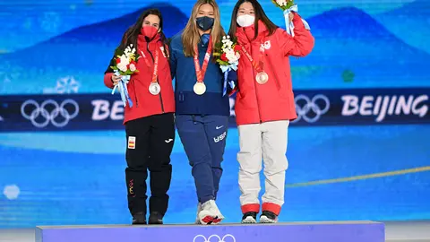 (L-R) Silver medallist Queralt Castellet from Spain, gold medallist Chloe Kim from USA and bronze medallist Sena Tomita from Japan cheer on the podium during the award veremony for the Women's Snowboard Halfpipe Final in the ocurse of the Beijing 2022 Winter Olympic Games. Photo: Hendrik Schmidt/dpa-Zentralbild/dpa.