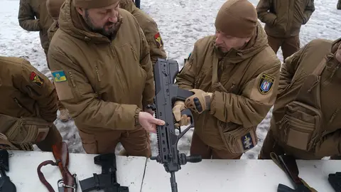 12 February 2022, Ukraine, Kiev: Ukrainian military veterans and civilians take part in a training in preparation for a potential Russian invasion at an abandoned camp on the outskirts of Kiev. Photo: Bryan Smith/ZUMA Press Wire/dpa.