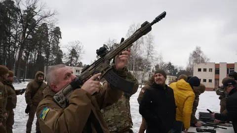 12 February 2022, Ukraine, Kiev: Ukrainian military veterans and civilians take part in a training in preparation for a potential Russian invasion at an abandoned camp on the outskirts of Kiev. Photo: Bryan Smith/ZUMA Press Wire/dpa.